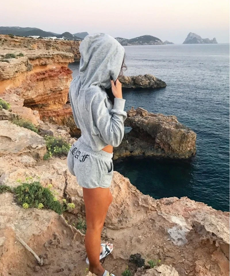 Perky Butts of Gorgeous Girls: Explicit and Provocative Photos