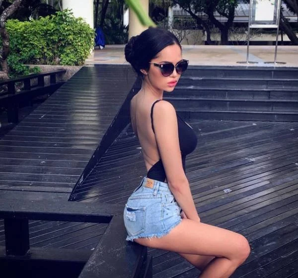 Hot Girls in Short Shorts: Summer Vibes on a Winter Morning (26 Photos)