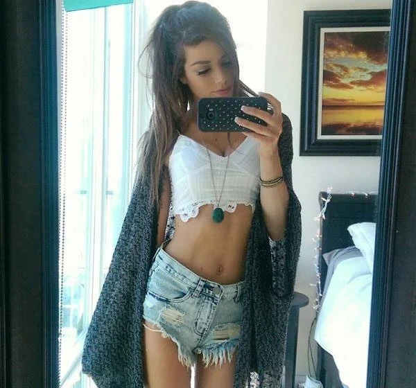 Hot Girls in Short Shorts: Summer Vibes on a Winter Morning (26 Photos)