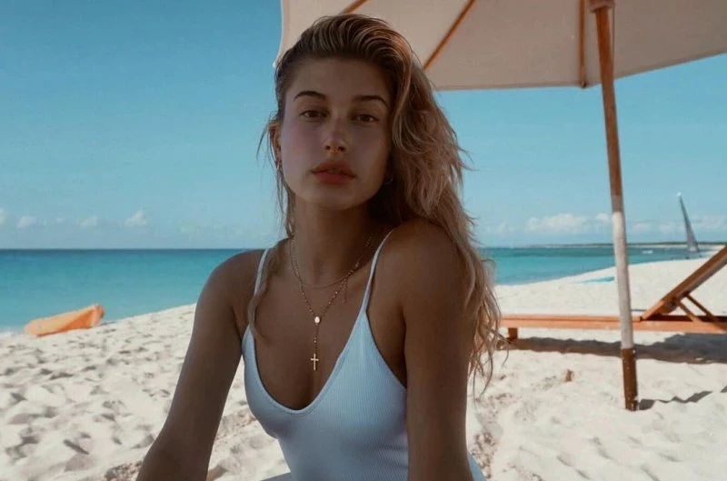 Hot Babe of the Day - Hailey Baldwin Sizzling in Revealing Outfit