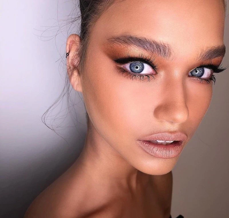 Hot Babes Early Tuesday Morning: Sexy Beauties Ready to Start the Day