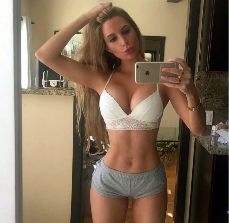 Hot Babes Early Tuesday Morning: Sexy Beauties Ready to Start the Day