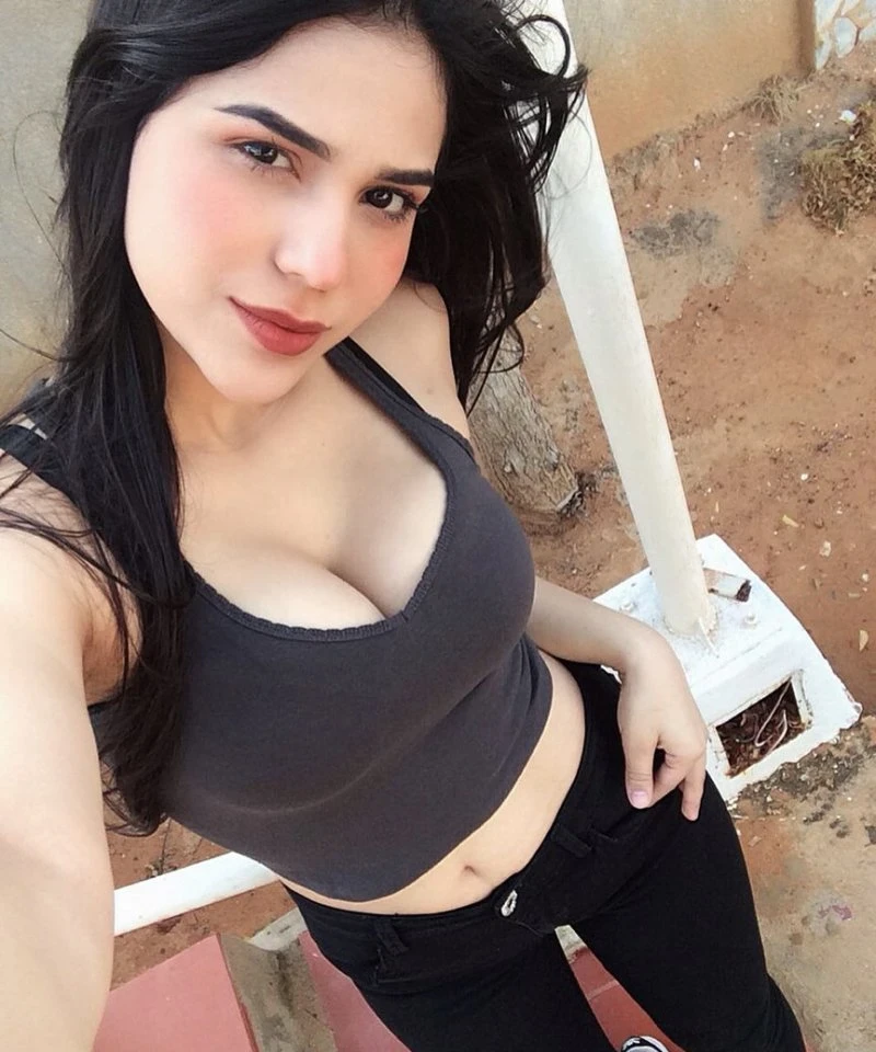 Early Monday Morning Beauties: Hot Babes Ready for the Day