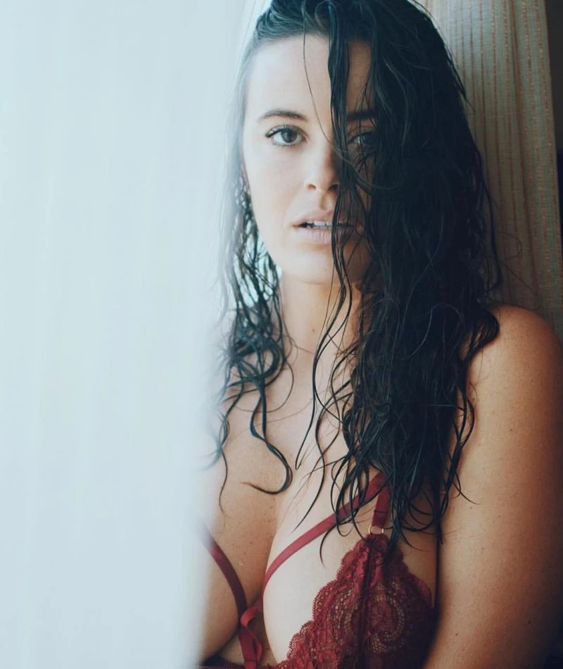 Sexy Babes in Seductive Lingerie: Hot Girls in Provocative Underwear