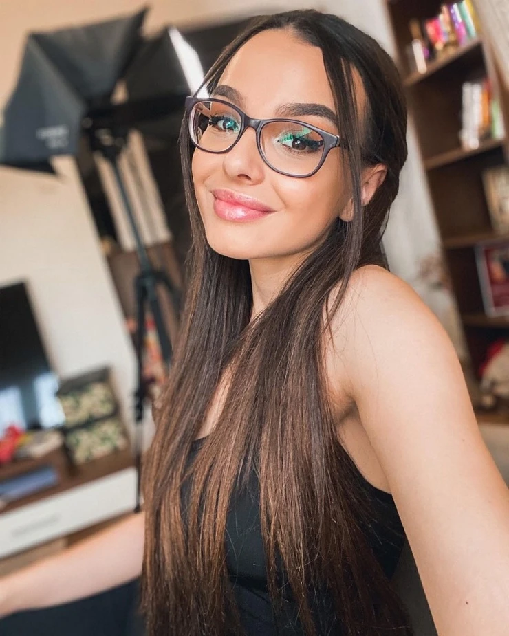 Hot Girls in Glasses - Sexy Amateur Babes 02.02 Photo Collection