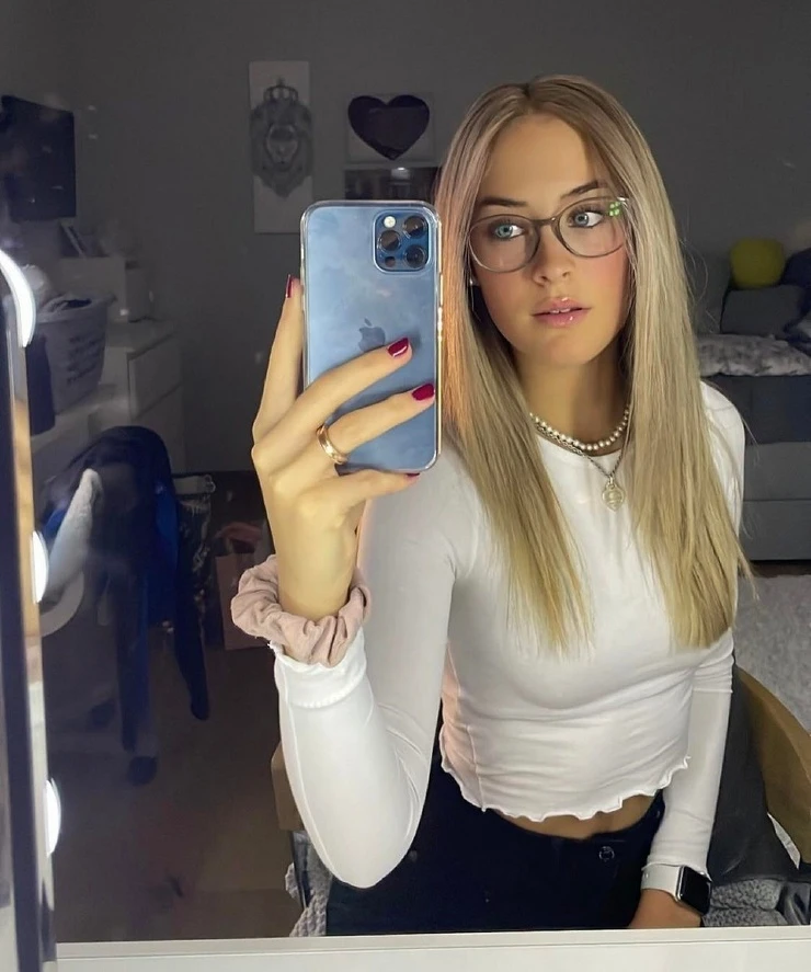 Hot Girls in Glasses - Sexy Amateur Babes 02.02 Photo Collection