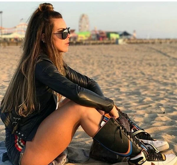 Hot Athletic Babes with Strong Legs: Sexy Sports Girls in Action