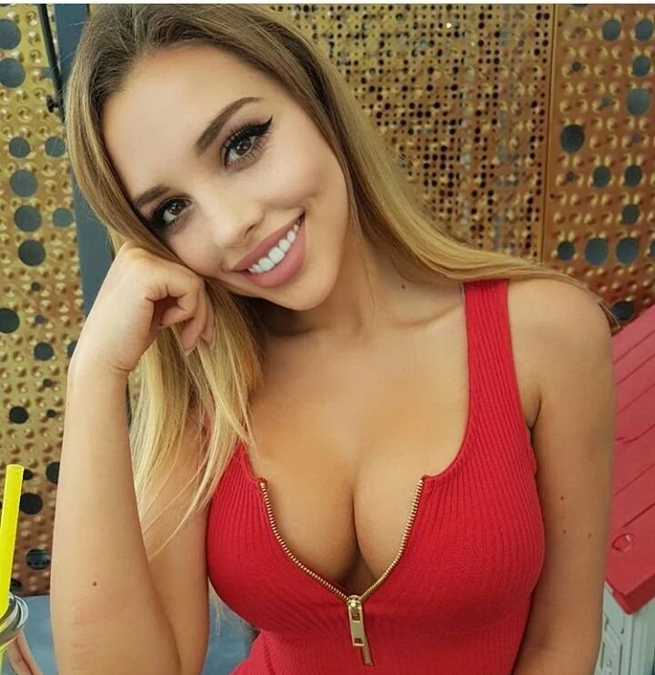 Voluptuous Cleavage: Tempting Sight of Busty Girls