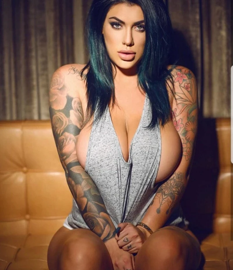 Voluptuous Cleavage: Tempting Sight of Busty Girls