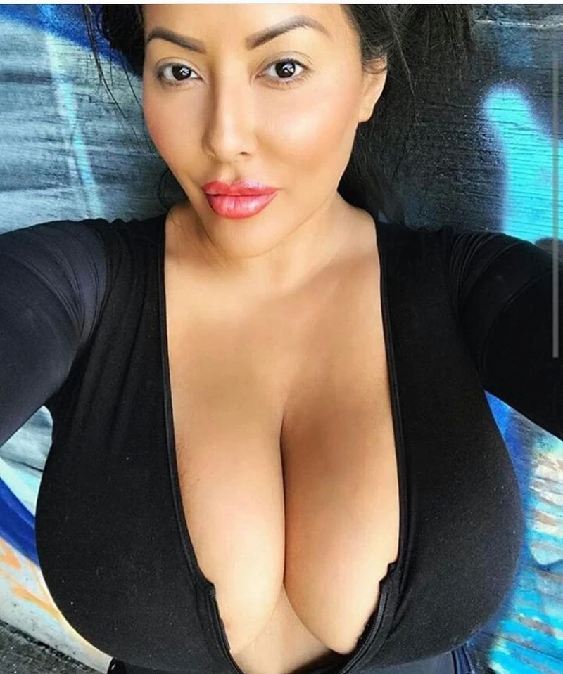 Voluptuous Cleavage: Tempting Sight of Busty Girls