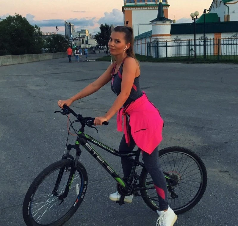 Slim and Gorgeous Athletic Girls: Hot and Fit Babes in Action!