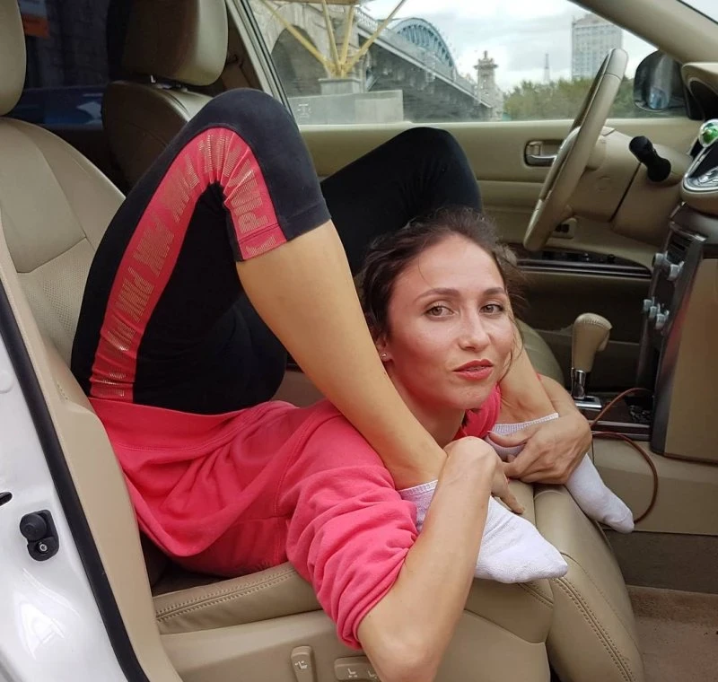 Flexible Cuties in Explicit Poses: Mind-Blowing Flexibility