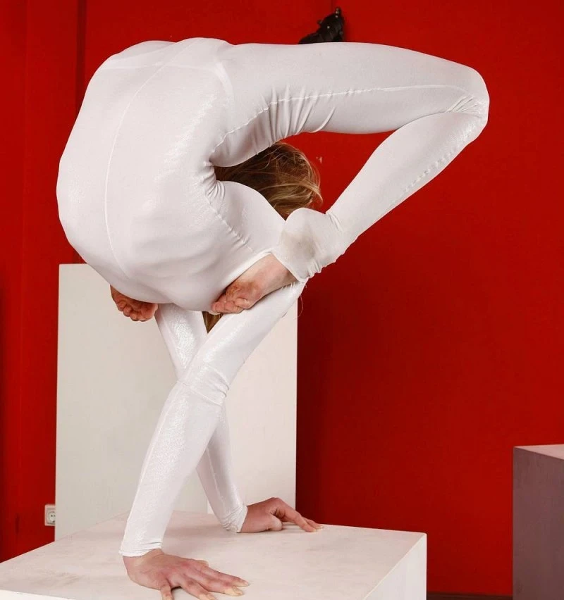 Flexible Cuties in Explicit Poses: Mind-Blowing Flexibility