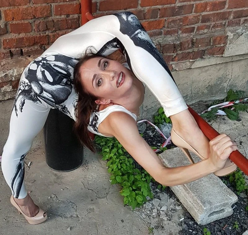 Flexible Cuties in Explicit Poses: Mind-Blowing Flexibility