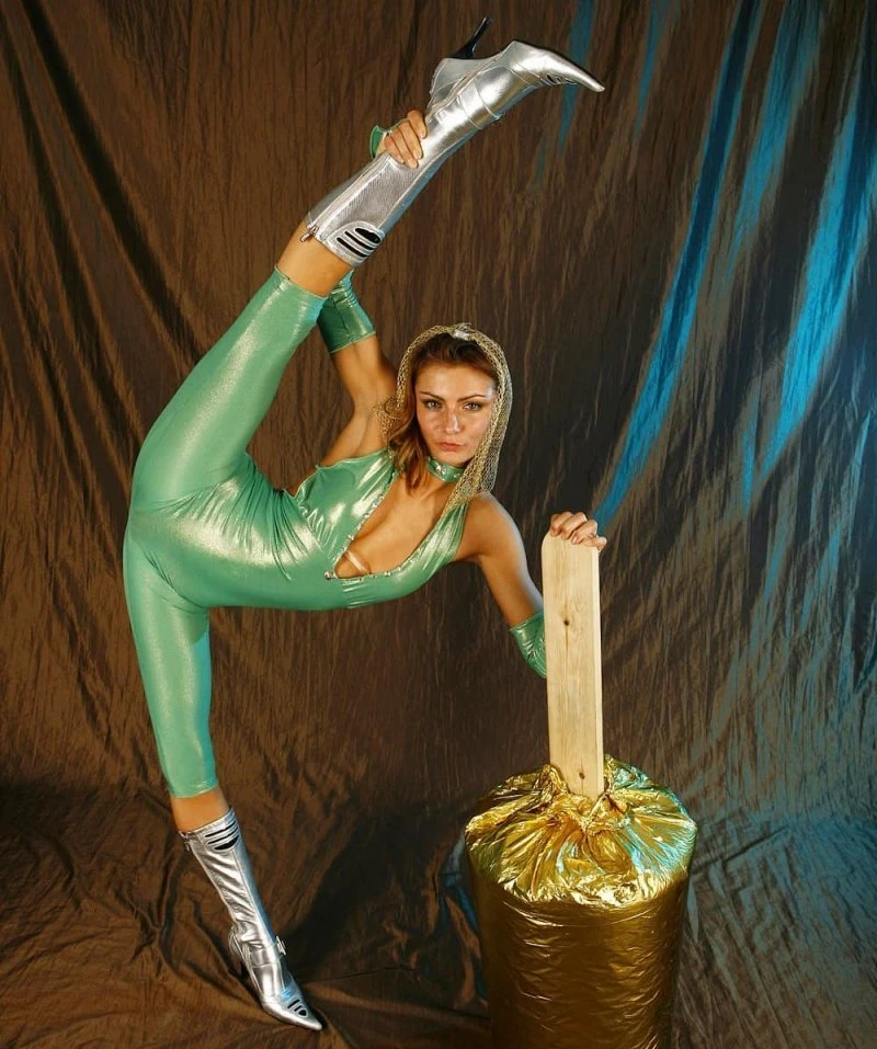 Flexible Cuties in Explicit Poses: Mind-Blowing Flexibility