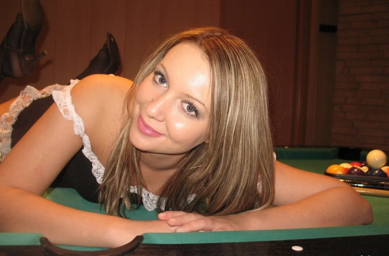 Anna Masturbates on Pool Table - Amateur Porn Photo Shoot