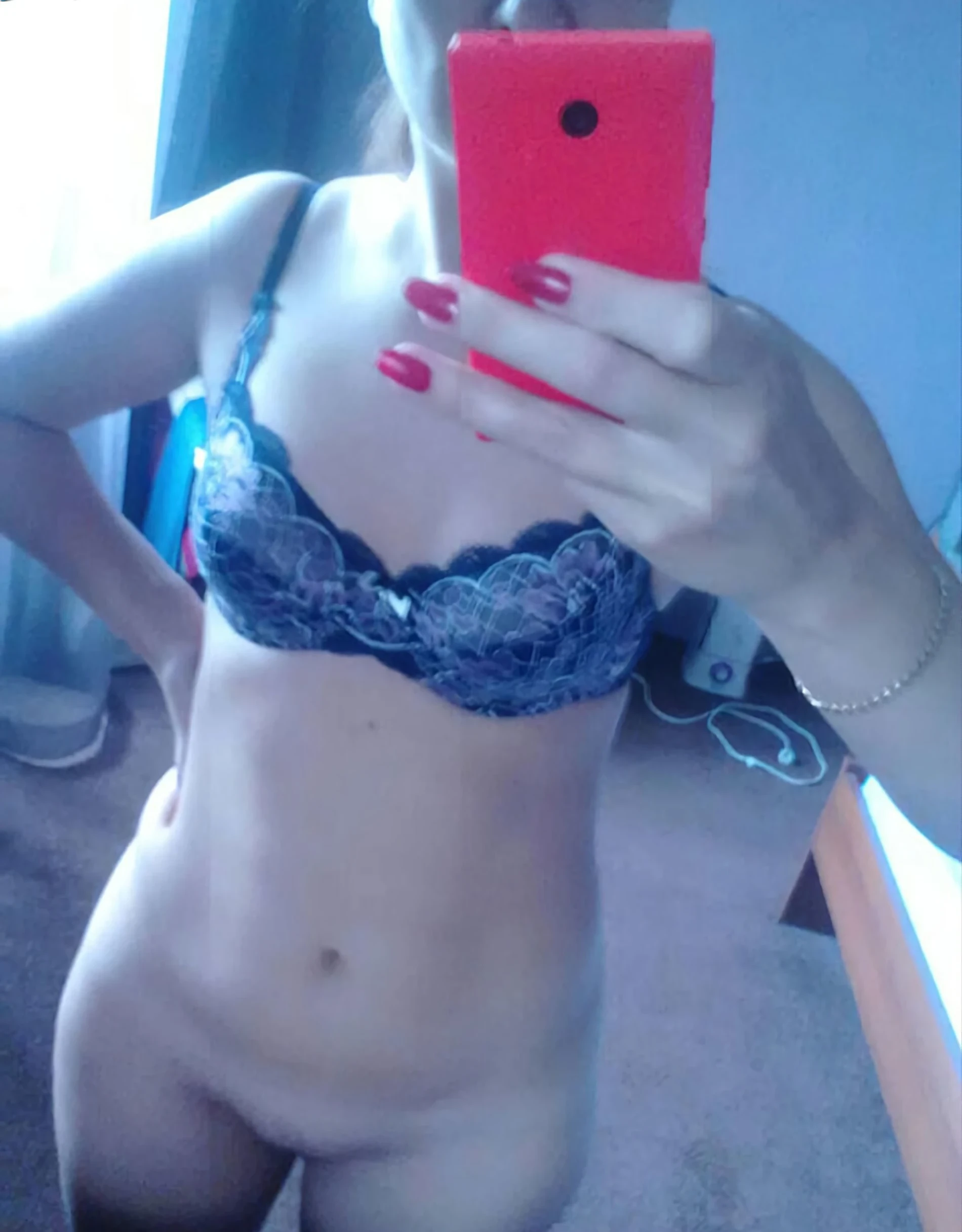 Sexy Selfie: Hot Woman Takes Explicit Amateur Photos of Herself