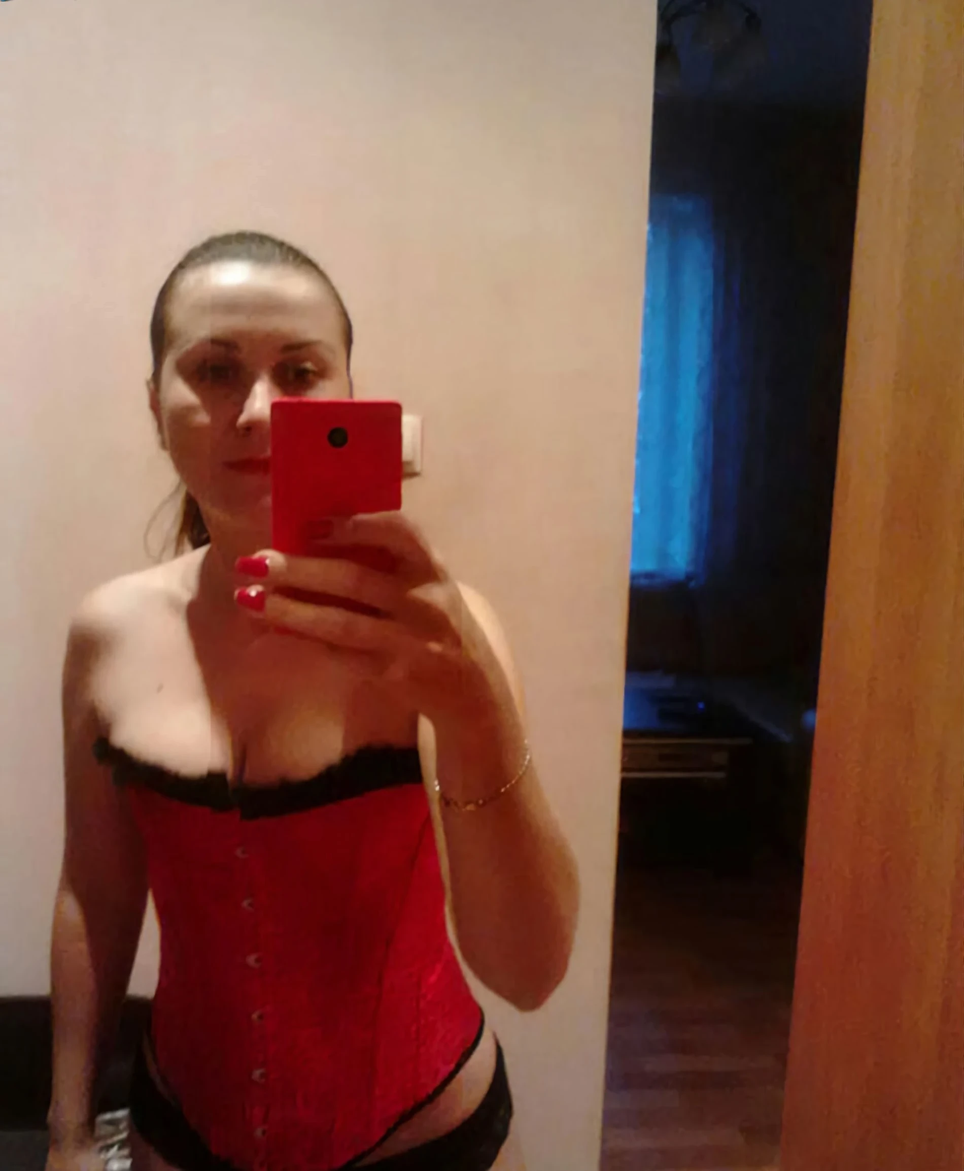 Sexy Selfie: Hot Woman Takes Explicit Amateur Photos of Herself