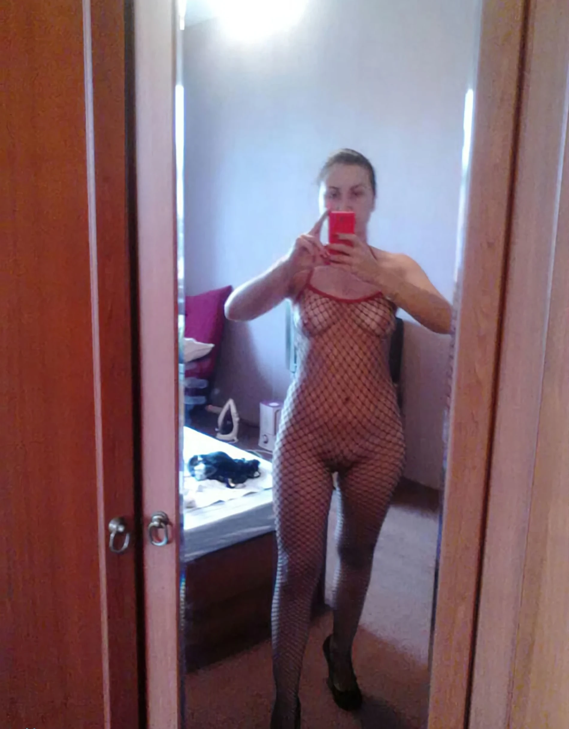 Sexy Selfie: Hot Woman Takes Explicit Amateur Photos of Herself