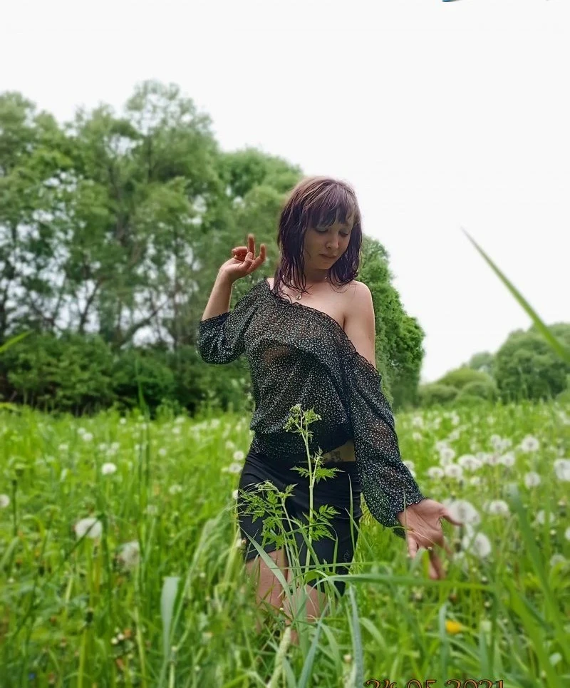 Seductive Wife Amateur Porn Pics: Naughty and Playful MILF Teasing in English Garden