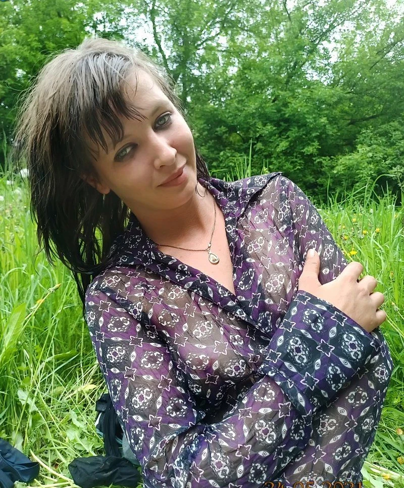 Seductive Wife Amateur Porn Pics: Naughty and Playful MILF Teasing in English Garden