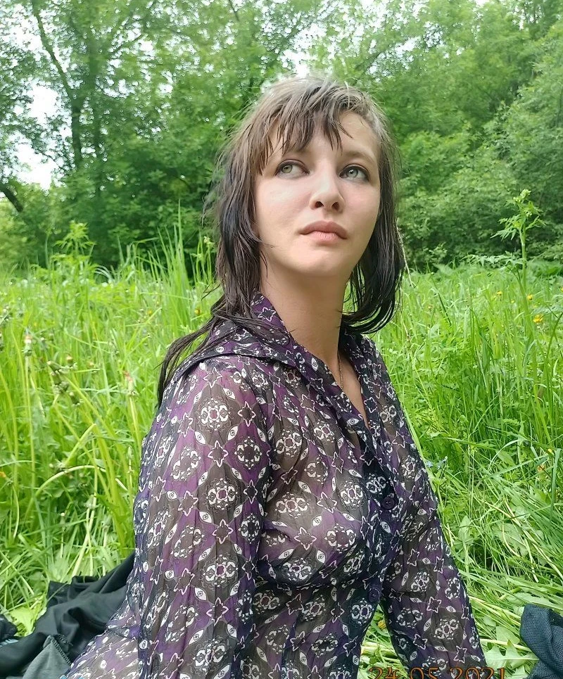 Seductive Wife Amateur Porn Pics: Naughty and Playful MILF Teasing in English Garden