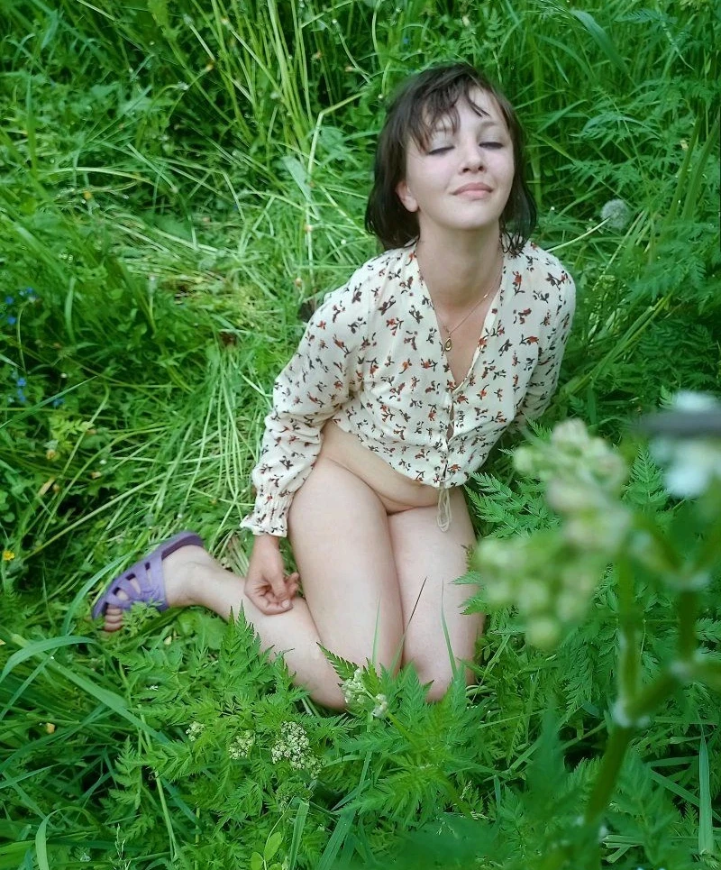 Seductive Wife Amateur Porn Pics: Naughty and Playful MILF Teasing in English Garden