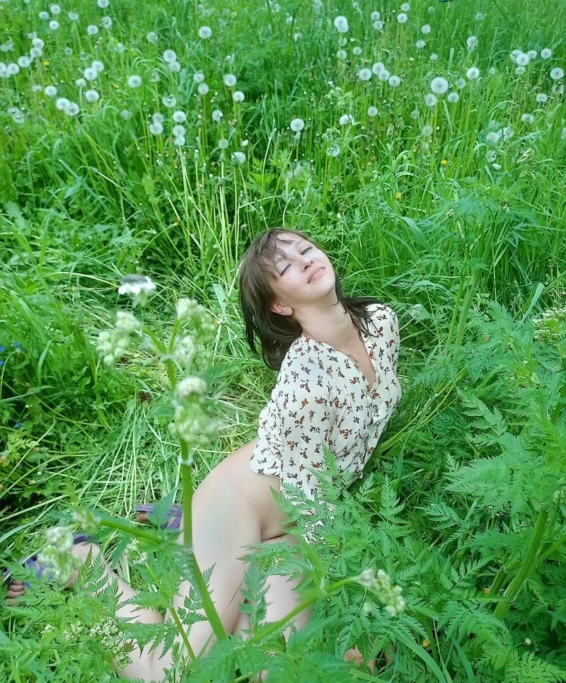 Seductive Wife Amateur Porn Pics: Naughty and Playful MILF Teasing in English Garden