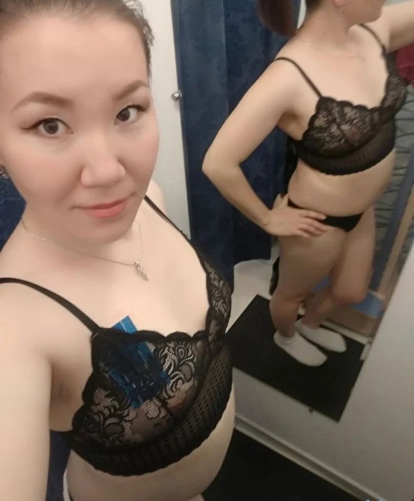 Kazakh Girl Shows Pussy in Fitting Room - Explicit Amateur Photo