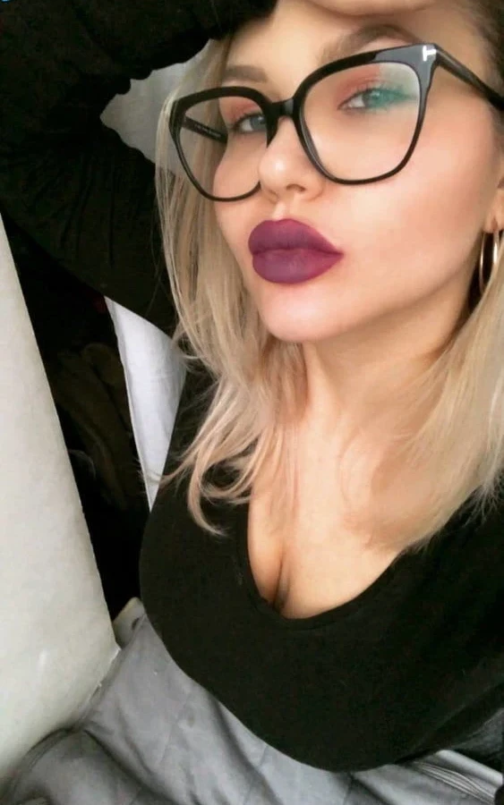 Beautiful and Naughty Amateur Porn Photos: Explicit and Provocative Content