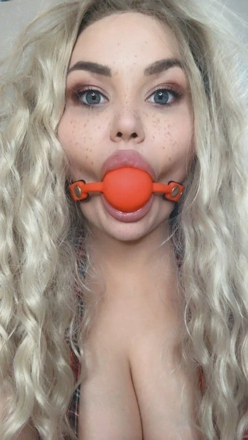 Beautiful and Naughty Amateur Porn Photos: Explicit and Provocative Content