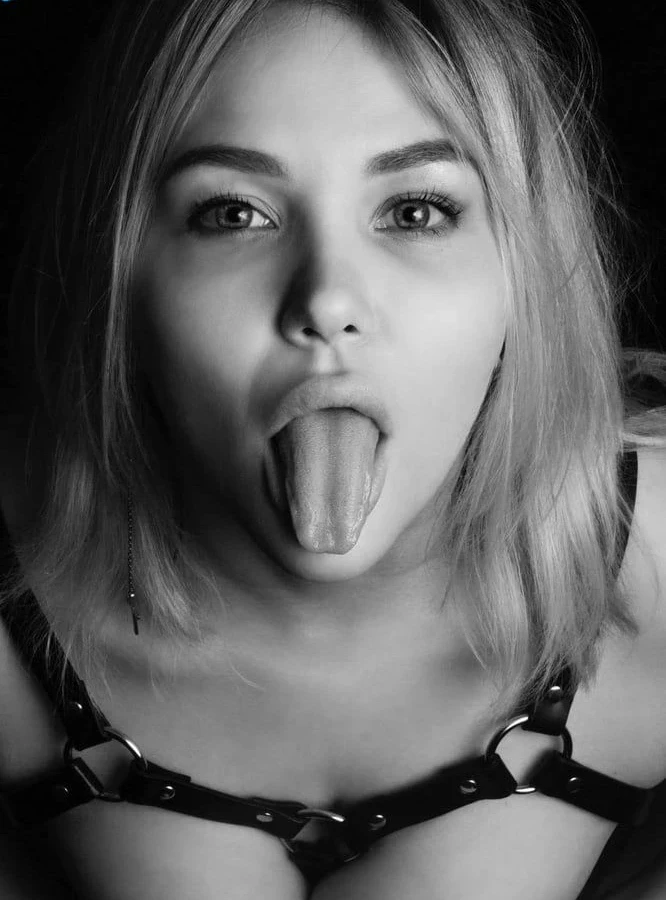 Beautiful and Naughty Amateur Porn Photos: Explicit and Provocative Content