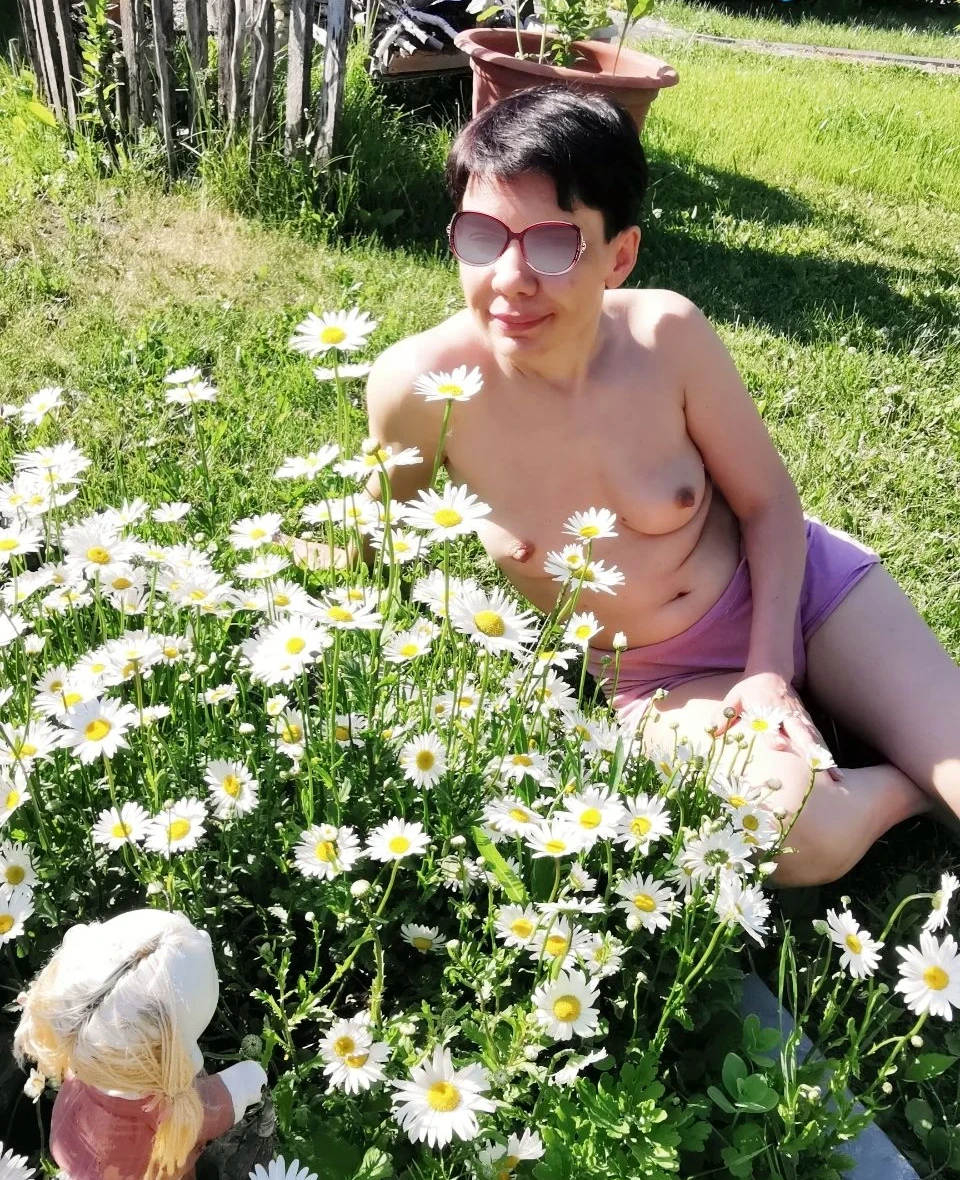 Hot Summer Cottage Fuck Fest: Amateur Porn Photo Session