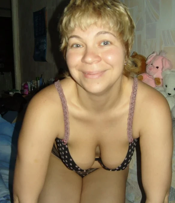 Hot MILF gets wild with husband's cock - Amateur porn pic