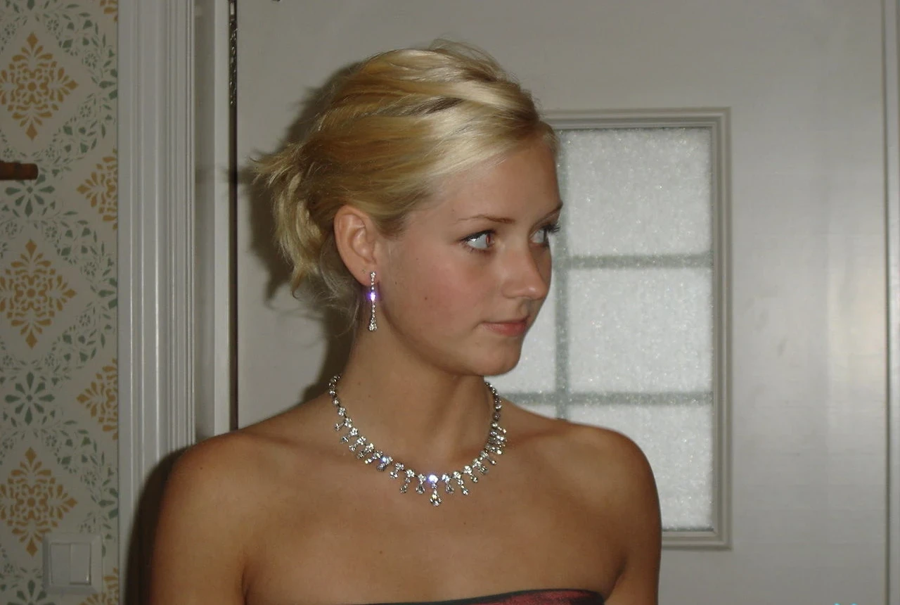 Hot Young Blonde Amateur Beauty in Explicit Porn Photos