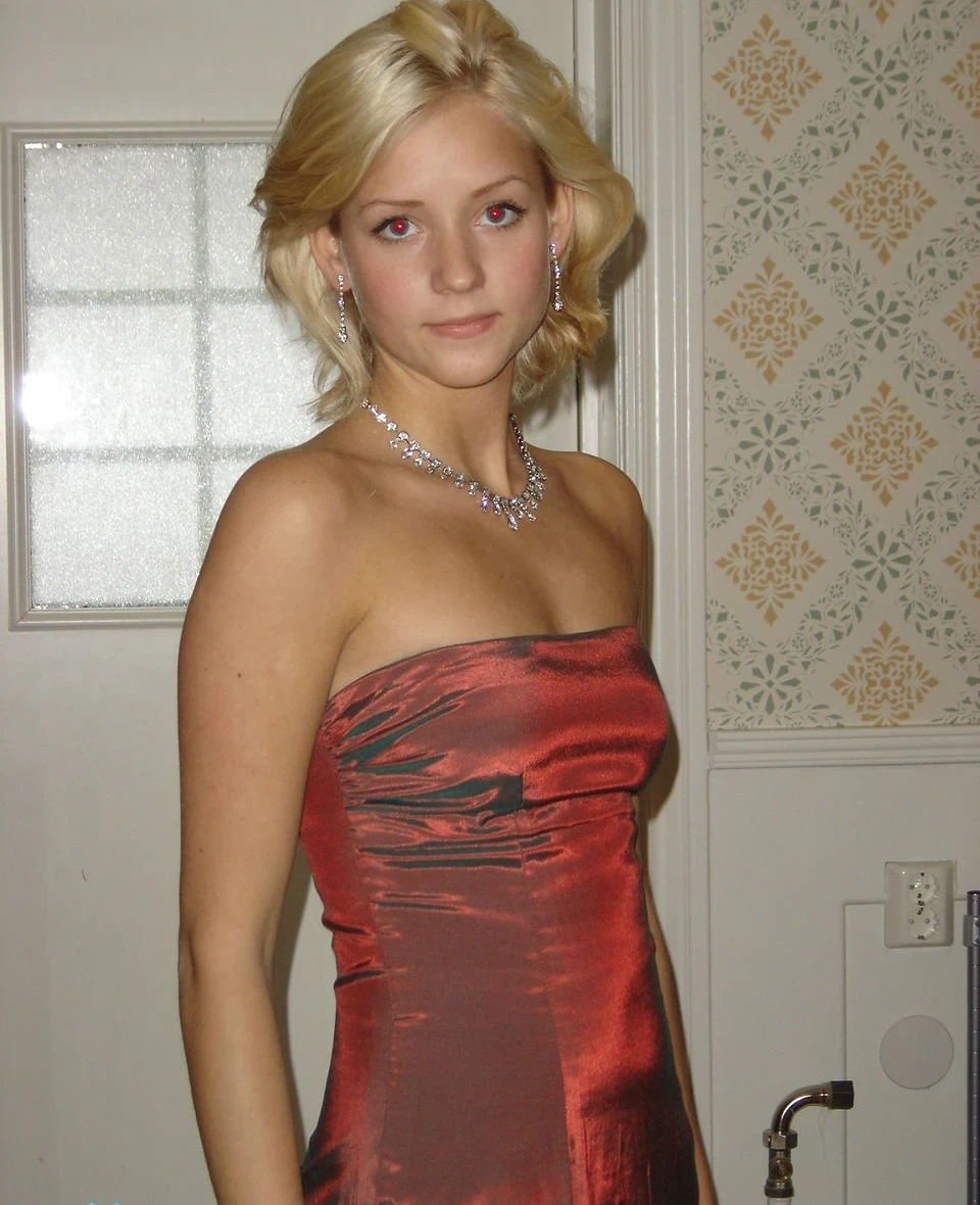 Hot Young Blonde Amateur Beauty in Explicit Porn Photos