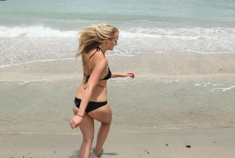 Ocean Blowjob: Amateur Porn Photo with Explicit Oral Sex Action