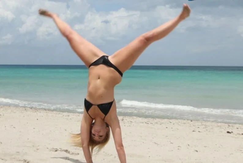 Ocean Blowjob: Amateur Porn Photo with Explicit Oral Sex Action