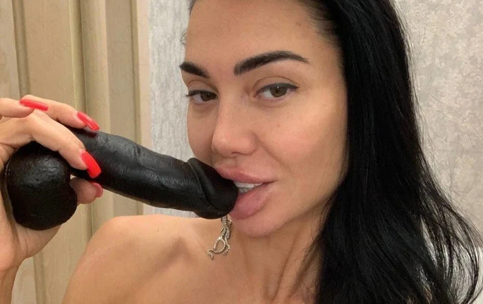 Sizzling Amateur Babe in Hot Porn Pics: Sensational Nipple Action