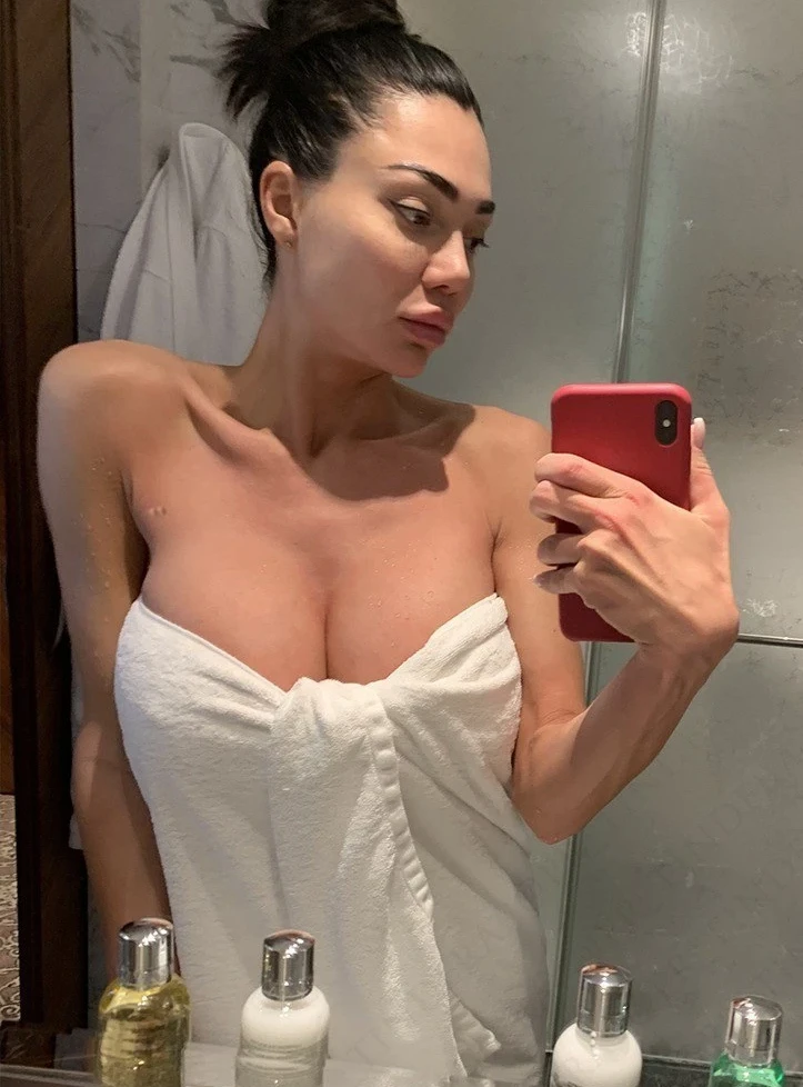 Sizzling Amateur Babe in Hot Porn Pics: Sensational Nipple Action