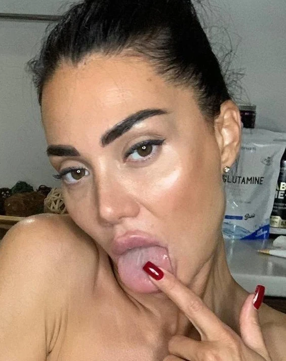 Sizzling Amateur Babe in Hot Porn Pics: Sensational Nipple Action