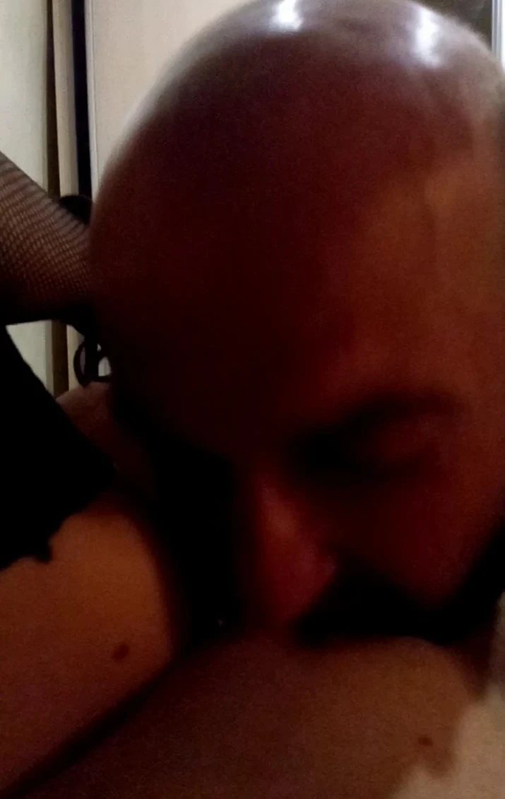 Amateur Pussy Eating: Hot Girl Receives Intense Cunnilingus