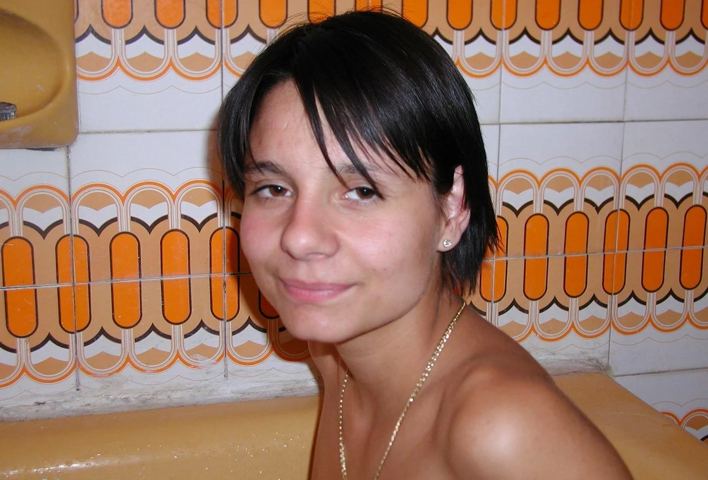 Hot Amateur Divorcee Sex - Young MILF Gets Naughty in Explicit Photos