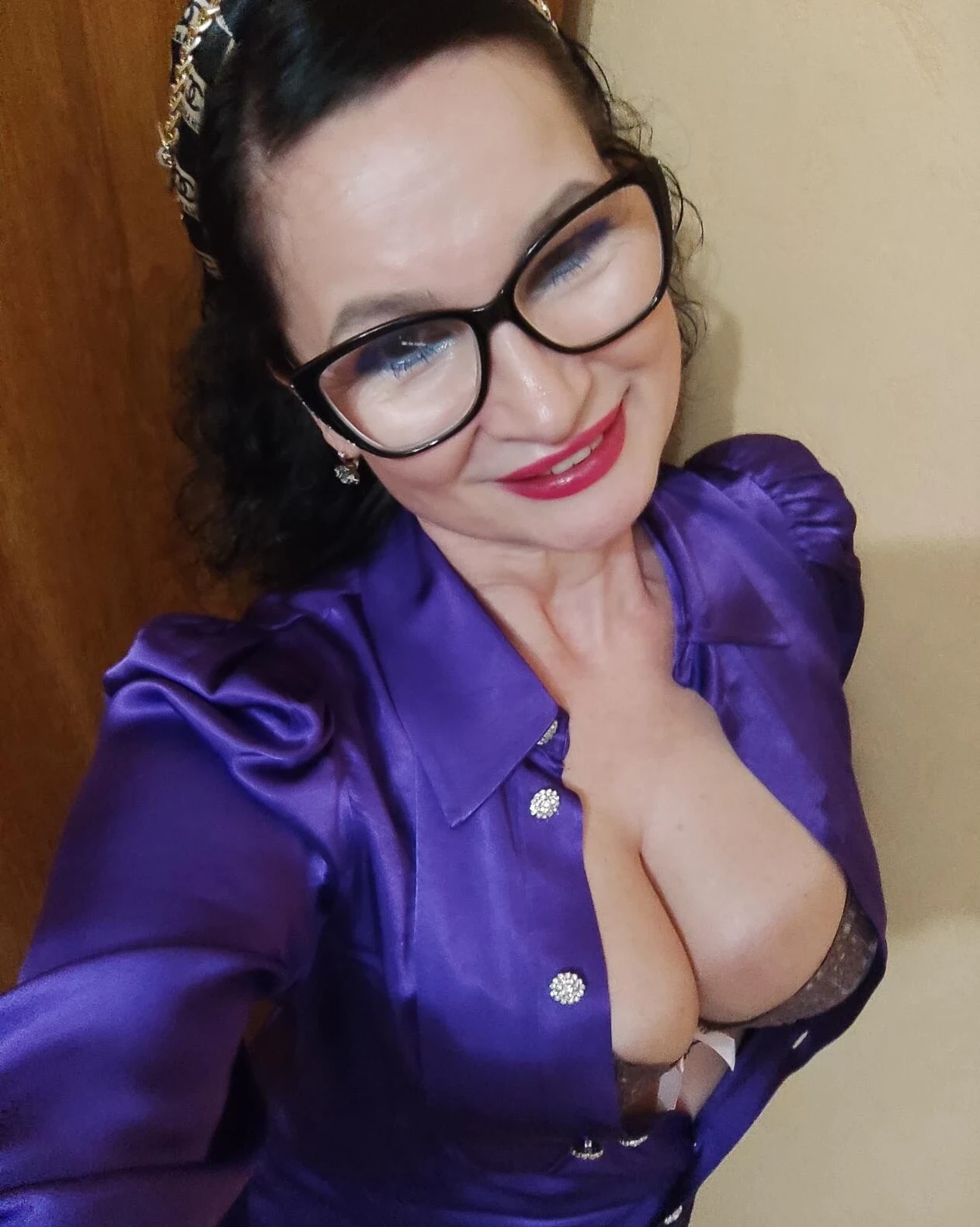 Seductive MILF in Glasses: Amateur Sex PhotoExplicit and Bold - 69 Characters