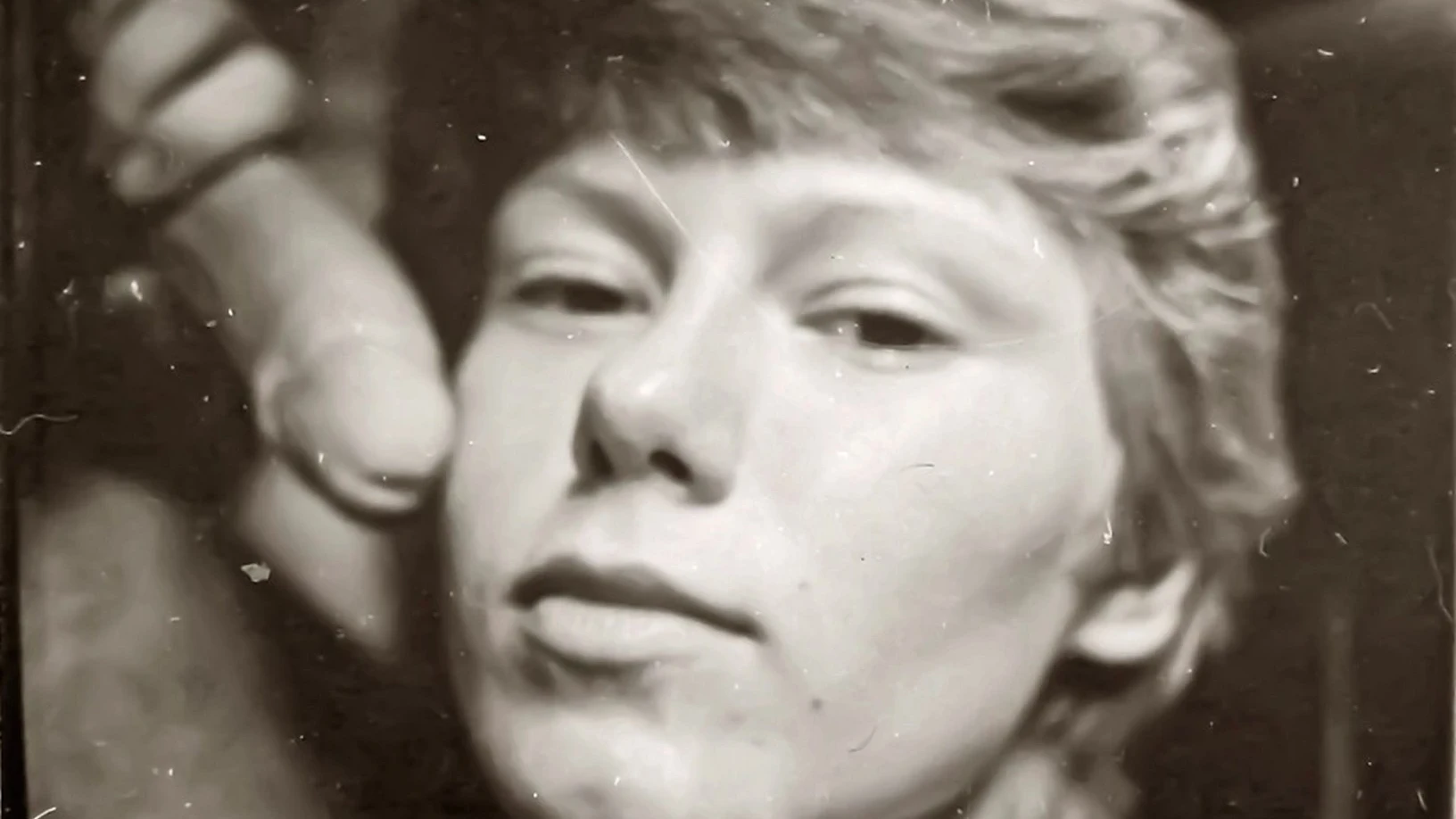 Experienced Amateur MILF Stuns in Explicit Porn Photos