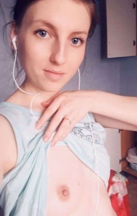 Amateur Slut Marinika Part 1: Explicit Porn Photos