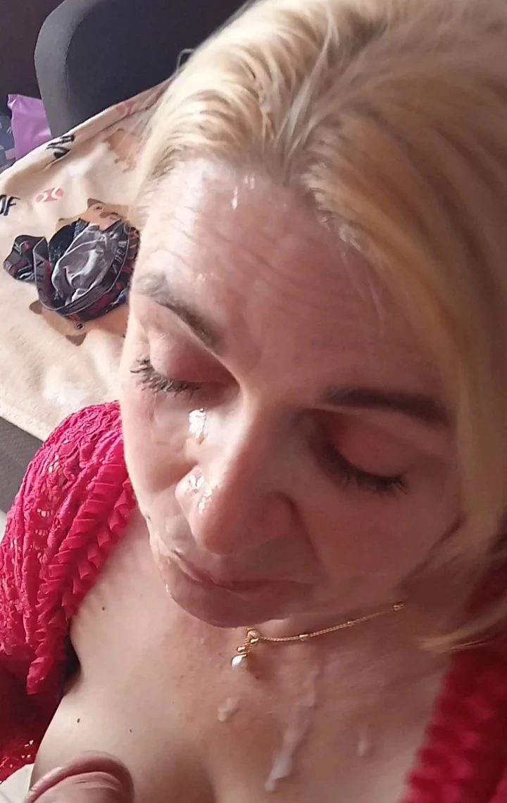 Facial Cumshot Amateur Porn: Hot Babe Takes Big Load on Face