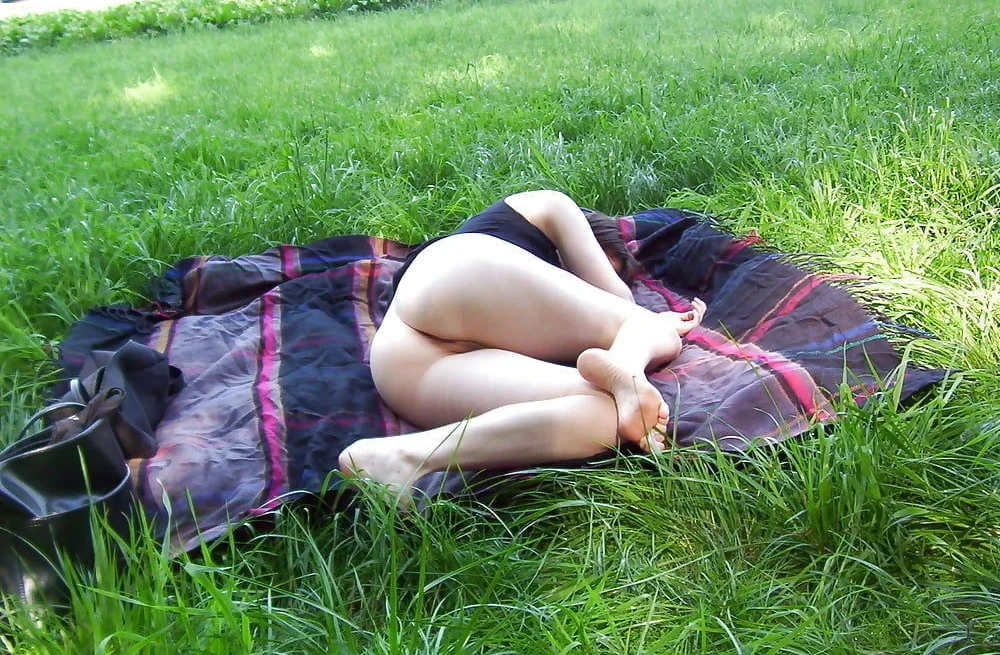 Hotwife Satisfies Husband in Amateur Porn Photo - Explicit Cuckold Action