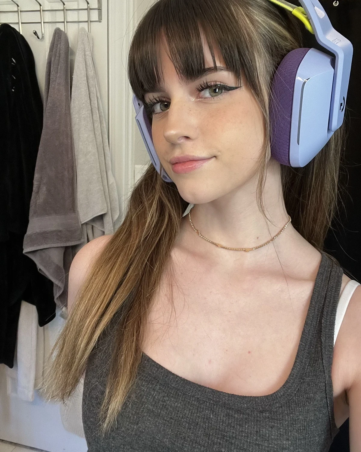 Green-eyed Gamer Babe Sucks and Fucks in Amateur Porn Pics