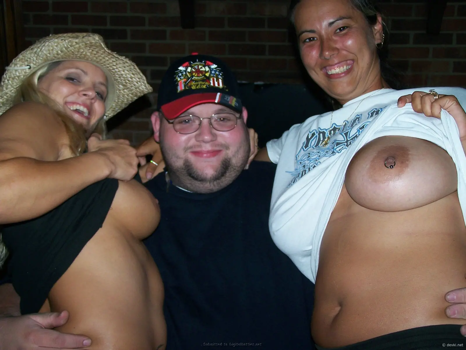 Curvy Babe and Her Friends in Hardcore Amateur Porn